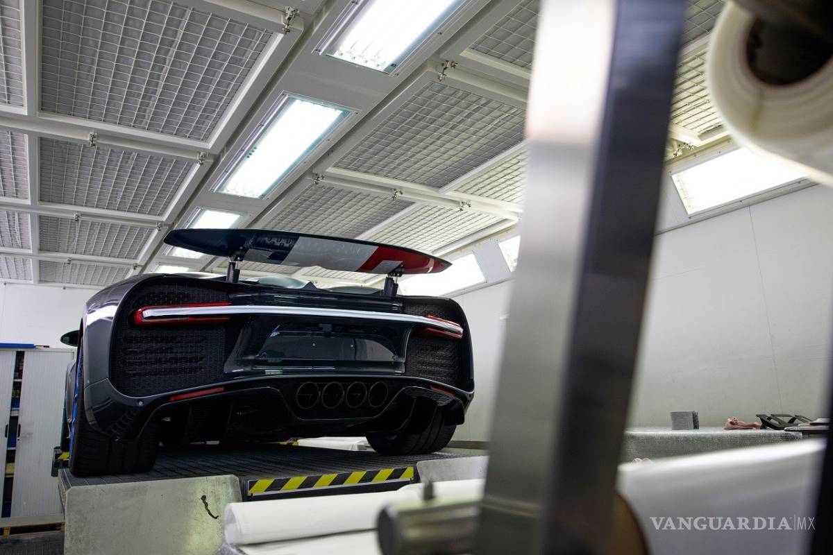 $!Bugatti fabrica el Chiron número 200 y lo celebra con un modelo especial