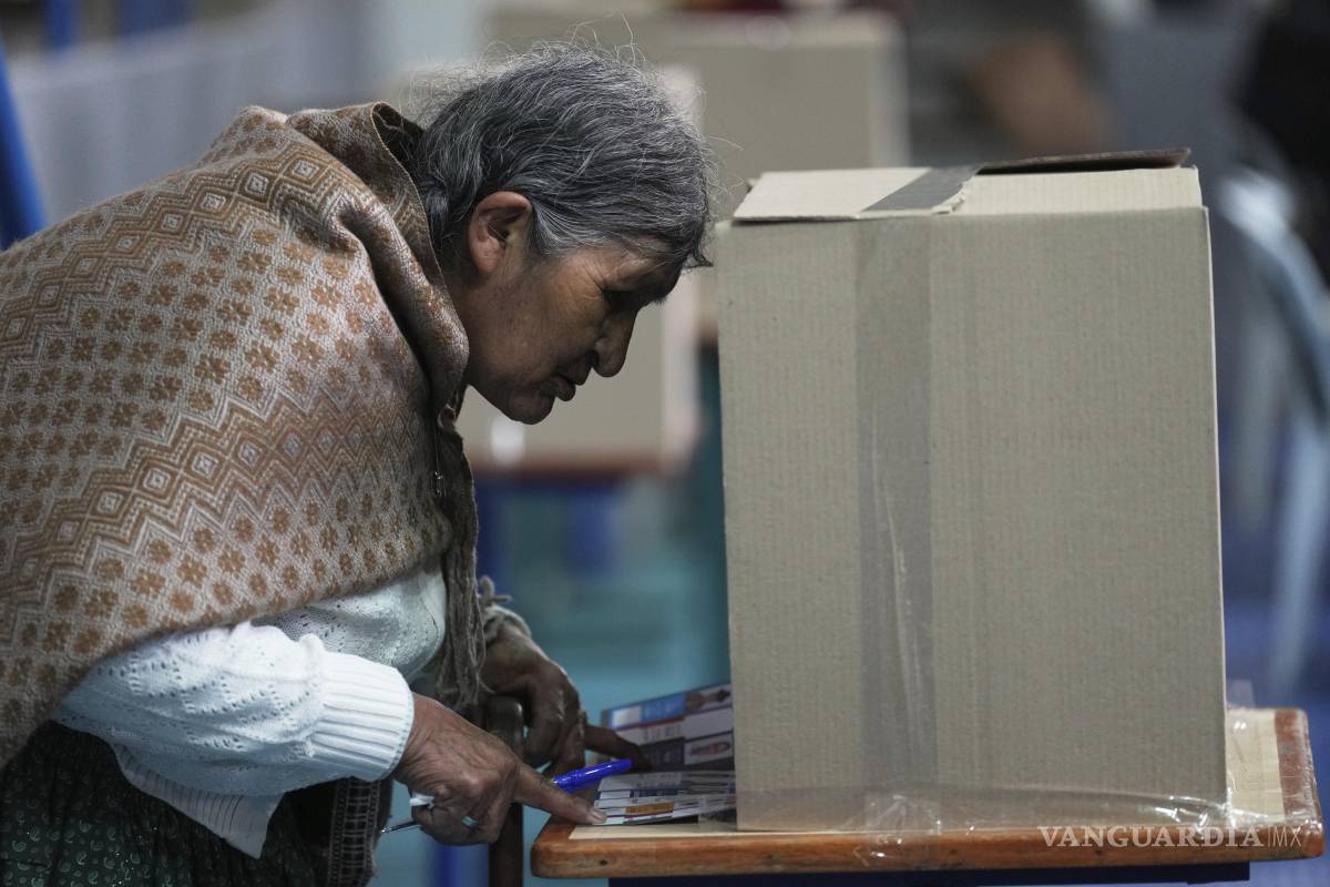 Bolivia va a segunda vuelta tras elecciones que ponen fin a dos décadas de gobiernos izquierdistas