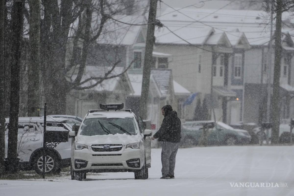 $!Una persona se prepara para viajar en su automóvil durante una tormenta invernal el sábado 24 de enero de 2026 en Nashville, Tennessee.