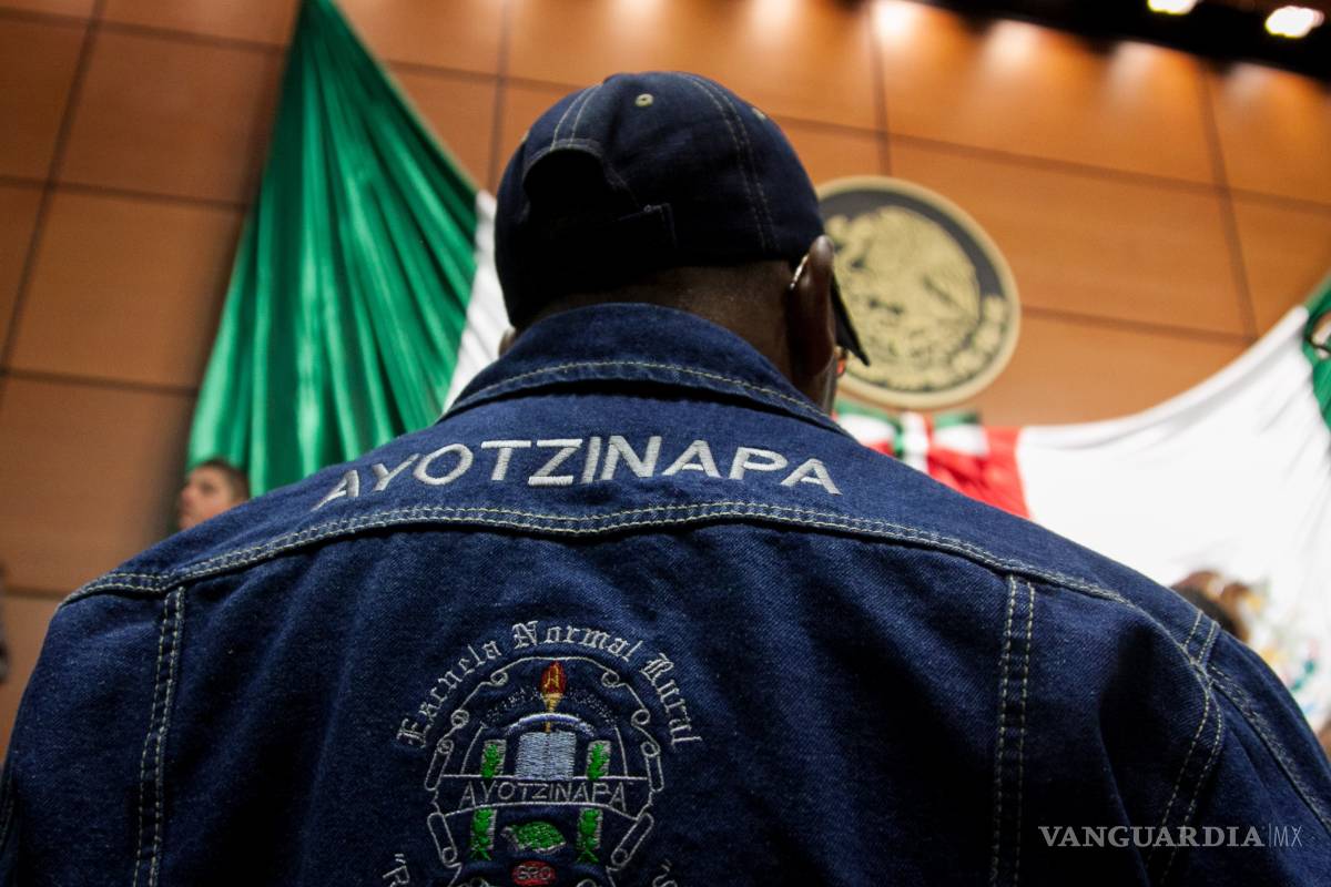 $!“Nos han ofrecido dinero para callarnos pero queremos la verdad”: padres de los 43 a diputados