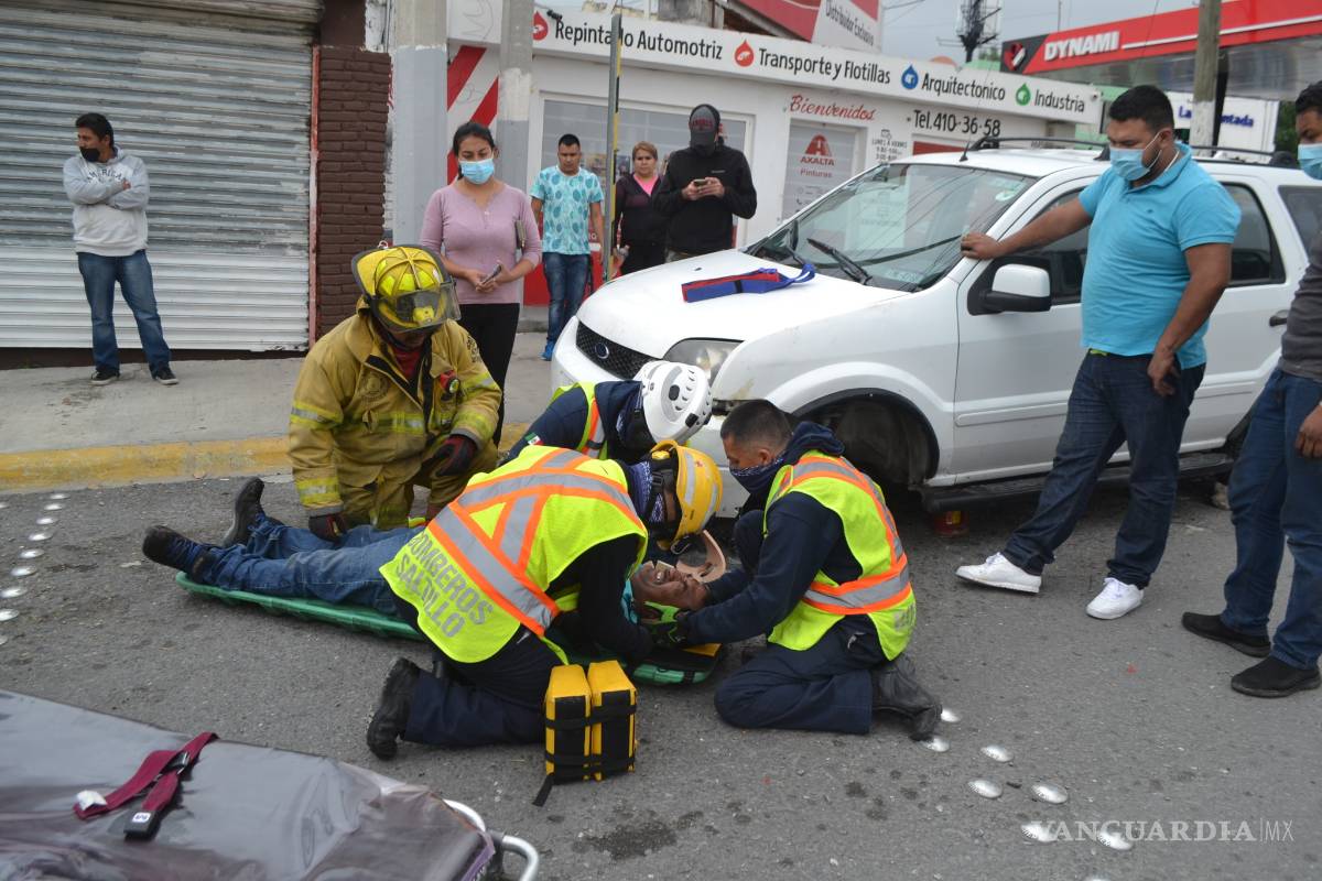 Mecánico casi muere prensado por vehículo en Saltillo