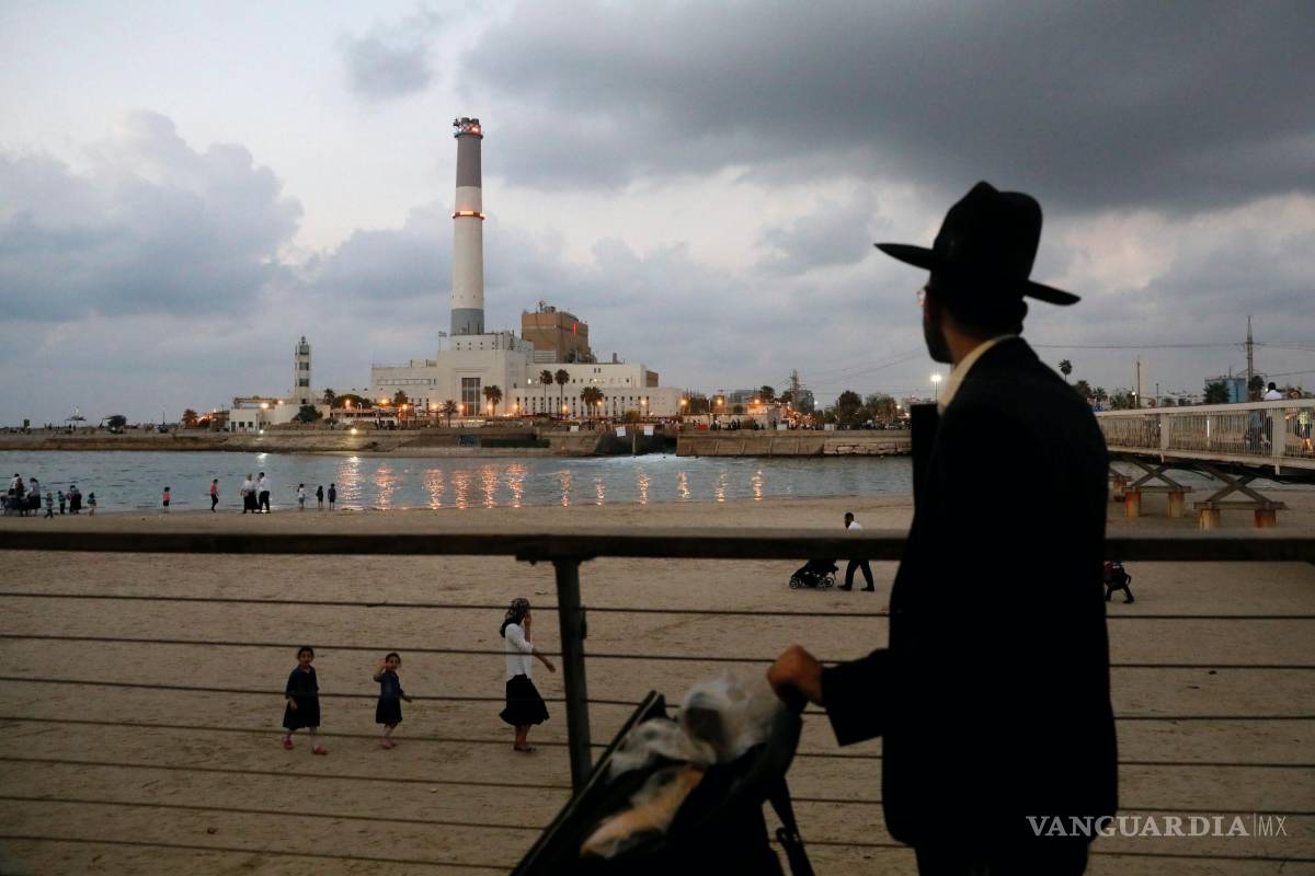 $!Judíos ultraortodoxos disfrutan de la playa de Tel Aviv, ciudad de Israel, estado que cumple el 75 aniversario de independencia.