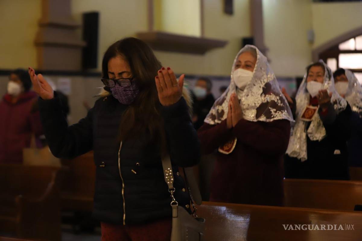 Realizan bendición de gargantas en Saltillo; ‘también es vacuna contra el COVID-19’, dicen feligreses