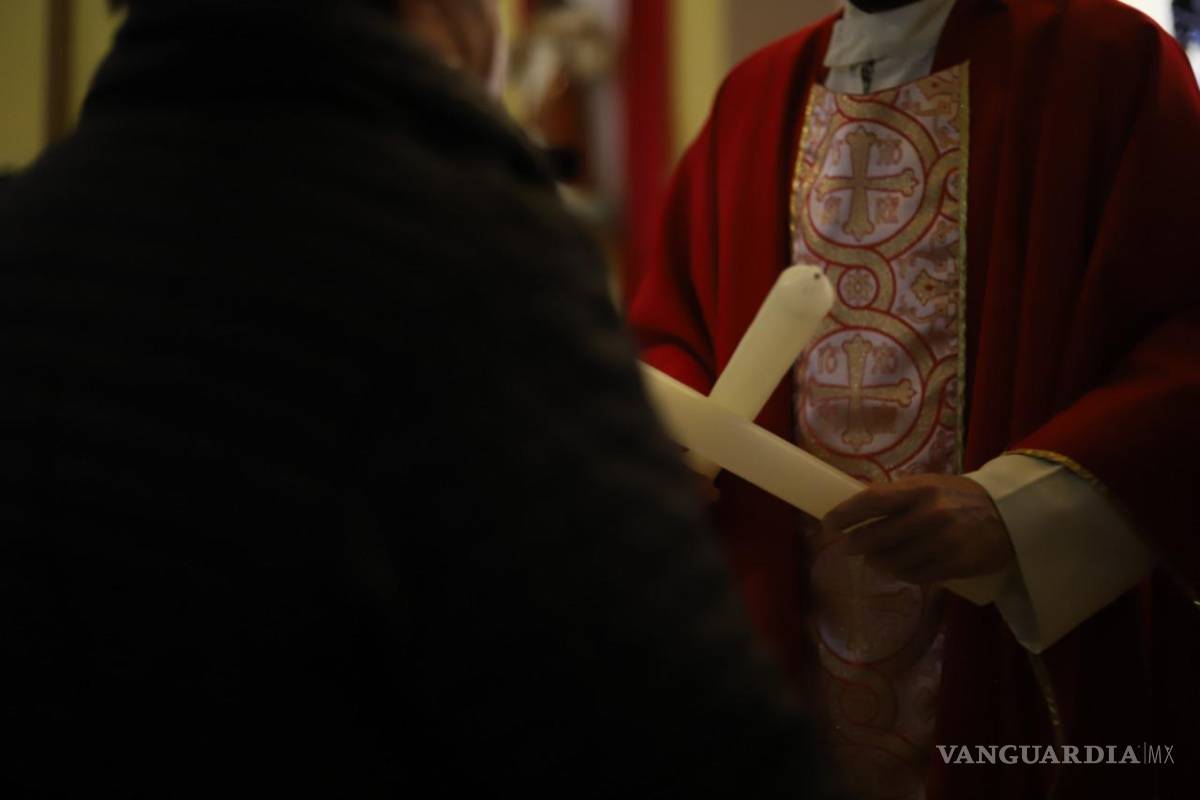 Realizan bendición de gargantas en Saltillo; ‘también es vacuna contra el COVID-19’, dicen feligreses
