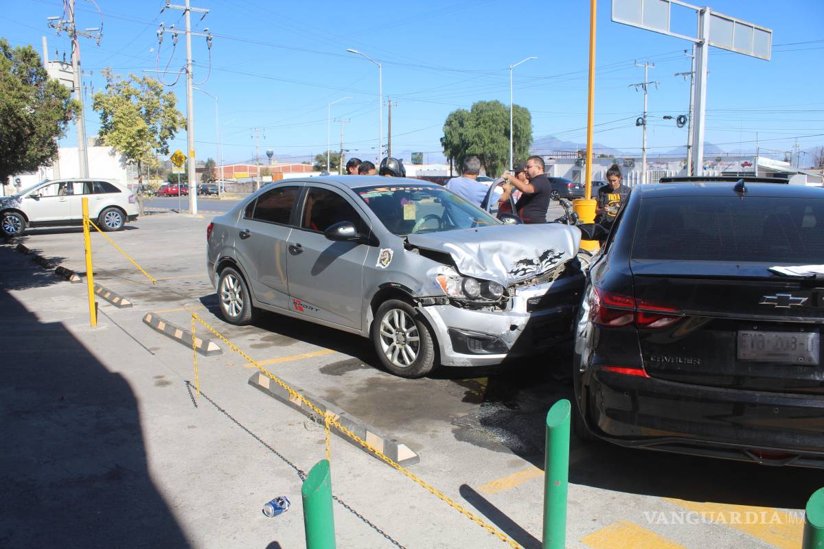 Conductor presuntamente ebrio provoca choque múltiple y se da a la fuga, en Saltillo