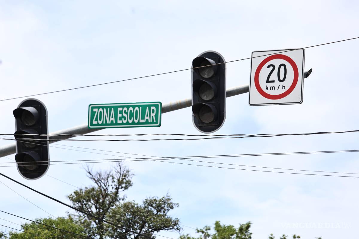 $!Semáforo fuera de funcionamiento fue detectado en el sector Guayulera, lo que complica la circulación en la zona.