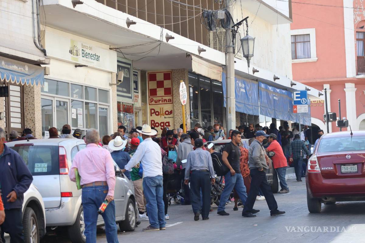 $!Largas filas se observan en la sucursal de Saltillo del Banco del Bienestar.