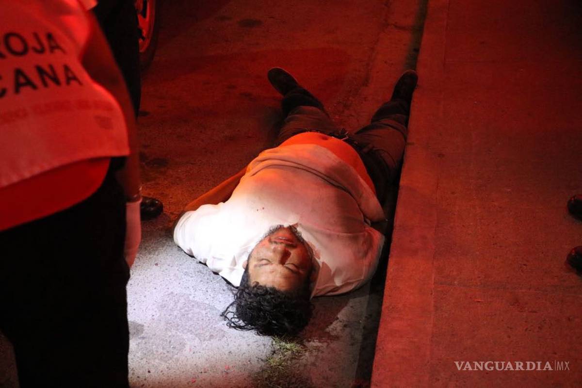 Hombre se lanza a un auto en Saltillo; quería extorsionar a conductor pero este huye