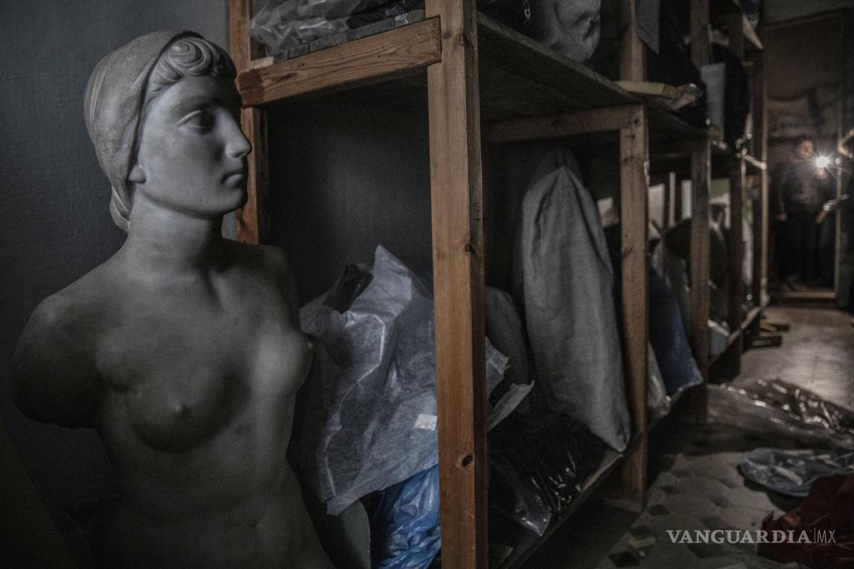 $!Una de las pocas esculturas que quedan en el Museo de Arte Regional de Kherson, que los curadores dijeron que las fuerzas rusas pasaron varios días saqueando en 2021, en Kherson, Ucrania, el 22 de noviembre de 2022. (Finbarr O’Reilly/The New York Times)