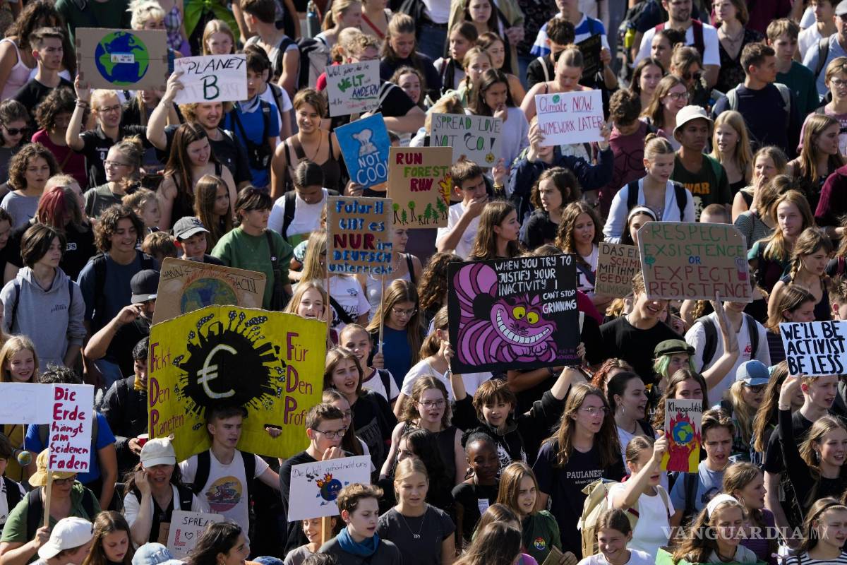 Activistas de Fridays for Future protestan en todo el mundo para exigir acciones contra el cambio climático