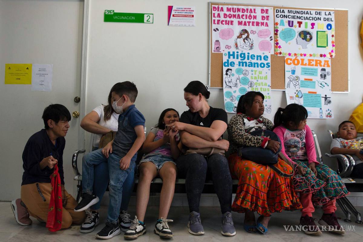 $!Un grupo de personas esperan a ser vacunadas contra el sarampión en un centro de salud en Cuauhtémoc, en el estado mexicano de Chihuahua.
