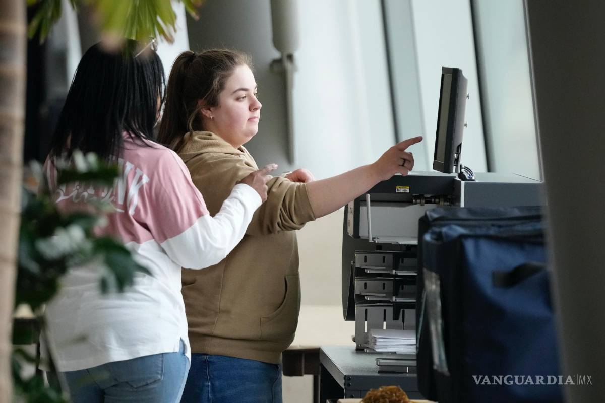 $!Trabajadores electorales tabulan los votos ausentes en Warren, Michigan. Michigan es un estado decisivo en las elecciones generales de noviembre.
