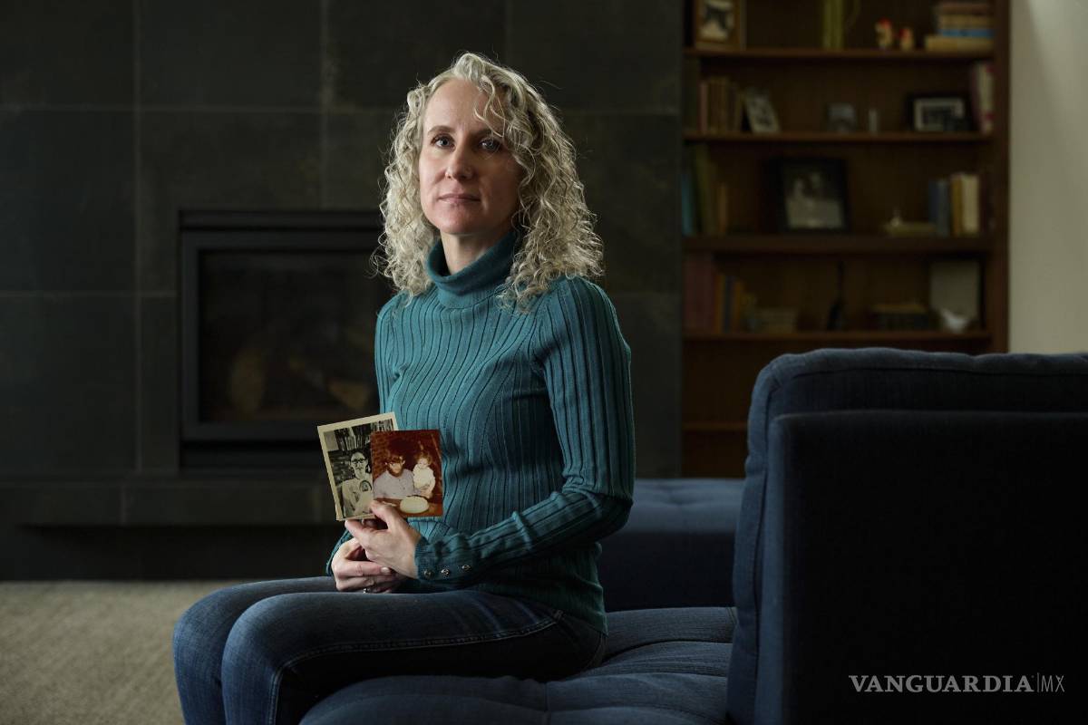 $!Catherine Emick sostiene las pocas fotos que tiene de ella y su padre, Craig Coyner, juntos, en su casa en Bend, Ore.