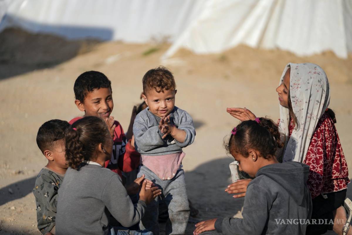 $!Niños palestinos desplazados por la ofensiva aérea y terrestre israelí juegan en un campamento improvisado en Deir al Balah.