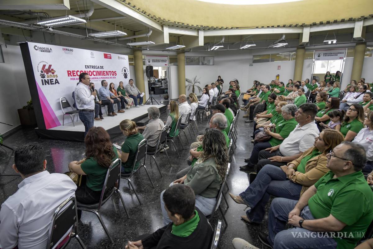 $!Jóvenes universitarios apoyan en tareas de alfabetización a través del servicio social.