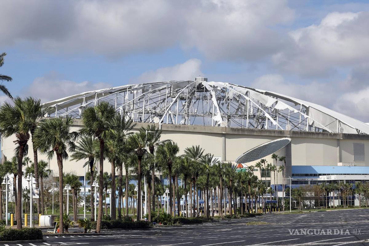 $!El techo del Tropicana Field, hogar de los Rays, quedó destrozado tras el paso de Milton.