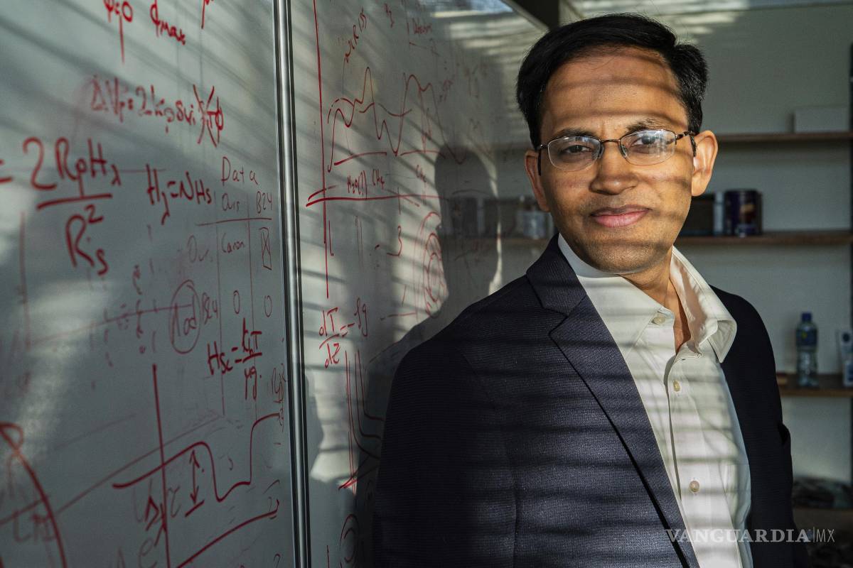 $!El astrofísico Nikku Madhusudhan en el Instituto de Astronomía de la Universidad de Cambridge en Inglaterra.