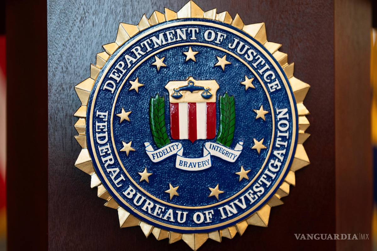 $!El sello del FBI en el podio antes de una conferencia de prensa en la oficina de esa agencia en Portland, Oregon, el 16 de enero del 2025.