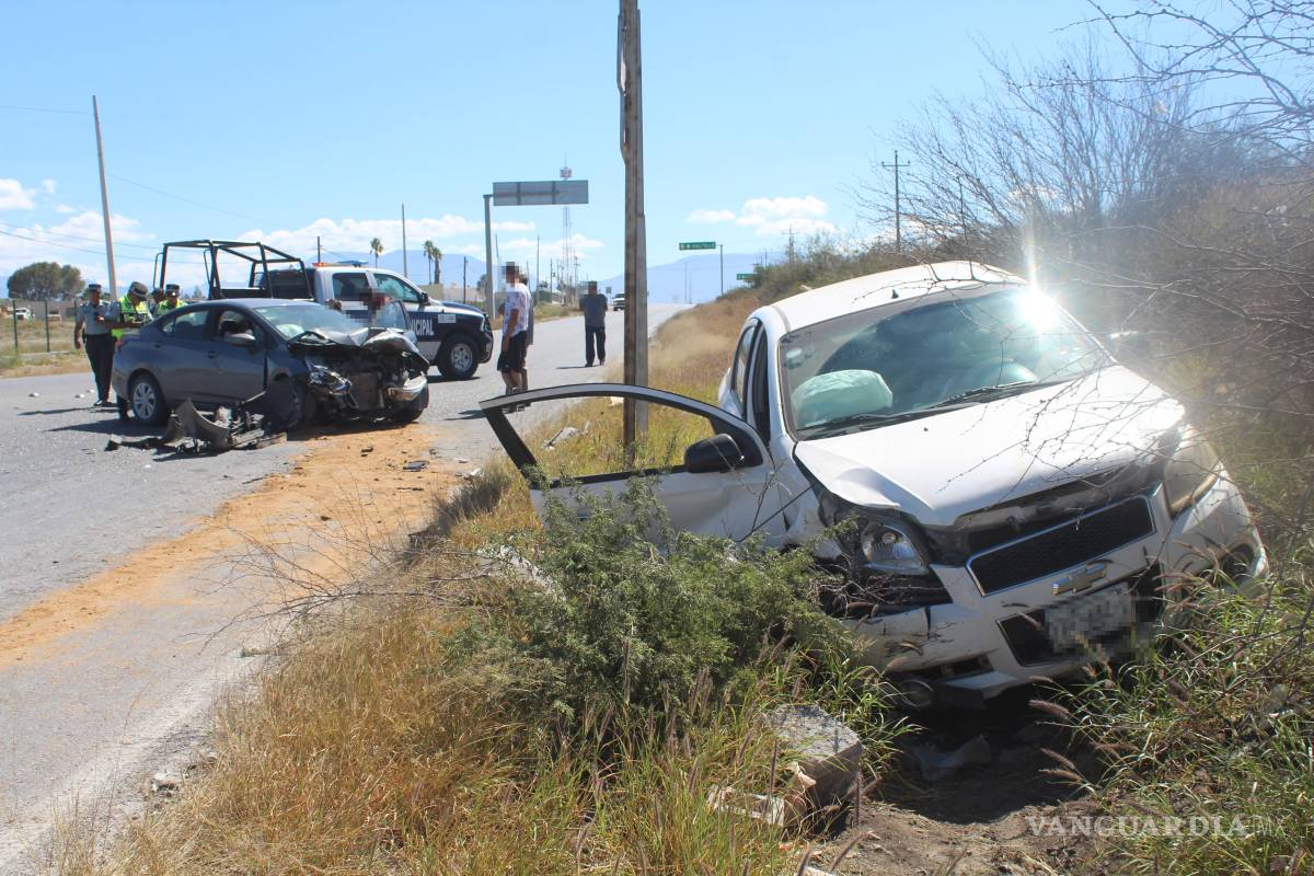 Provoca aparatoso choque accidente al ignorar señal de alto en la carretera a Monclova
