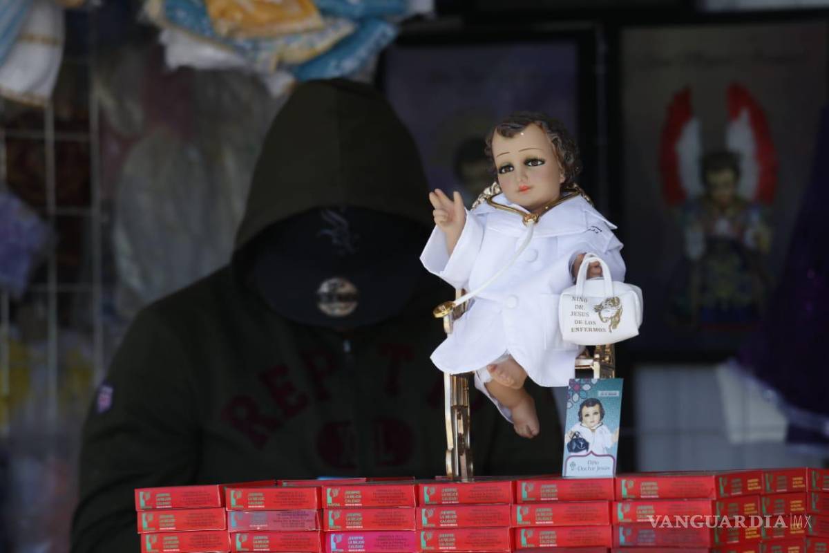Saltillo: visten con batas a Niño Dios y rinden homenaje a personal médico