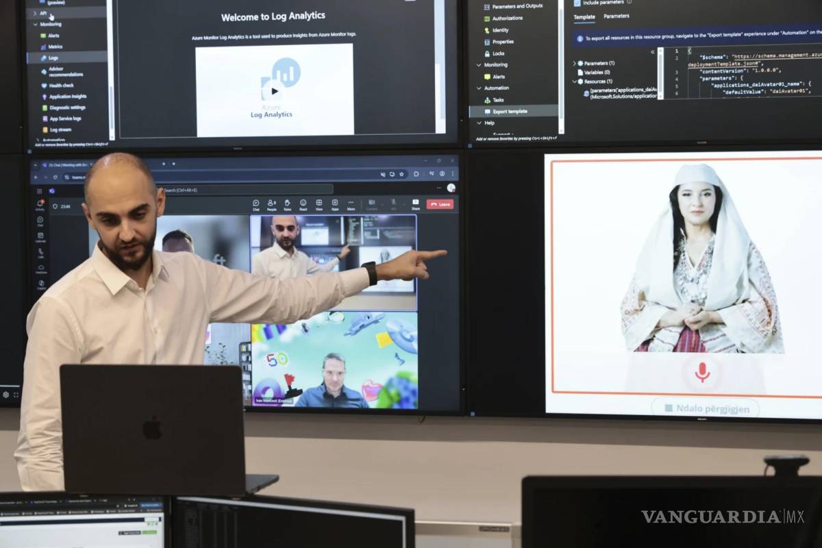 $!Enio Kaso, jefe del Departamento de Inteligencia Artificial y Licencias de Criptomonedas, muestra a Diella en una videoconferencia en Tirana, Albania.