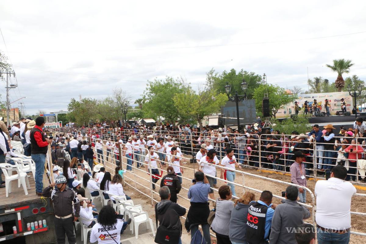 $!Corredores cruzan las calles históricas de Acuña en una jornada llena de entusiasmo.