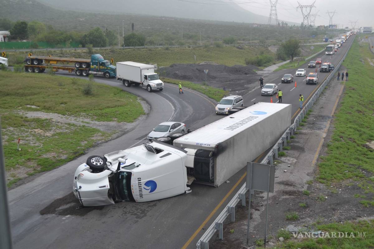 $!Vuelca tráiler y desquicia tráfico en la Saltillo-Monterrey