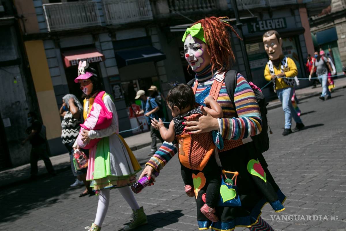 $!Payasos, músicos y botargueros se manifiestan en la CDMX; piden ser incluidos en apoyos del gobierno