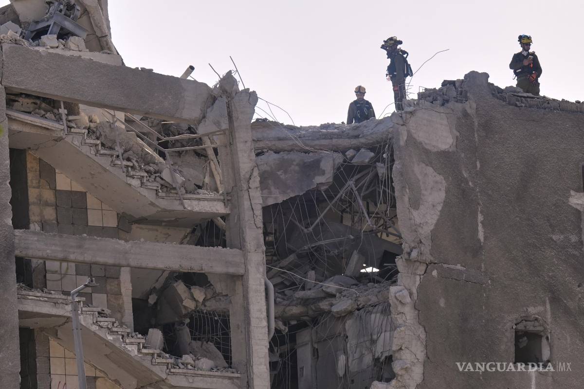 $!Las unidades de comando del frente interno israelí trabajan en un edificio dañado después de que fuera alcanzado por un misil disparado desde Irán, en Haifa, Israel.