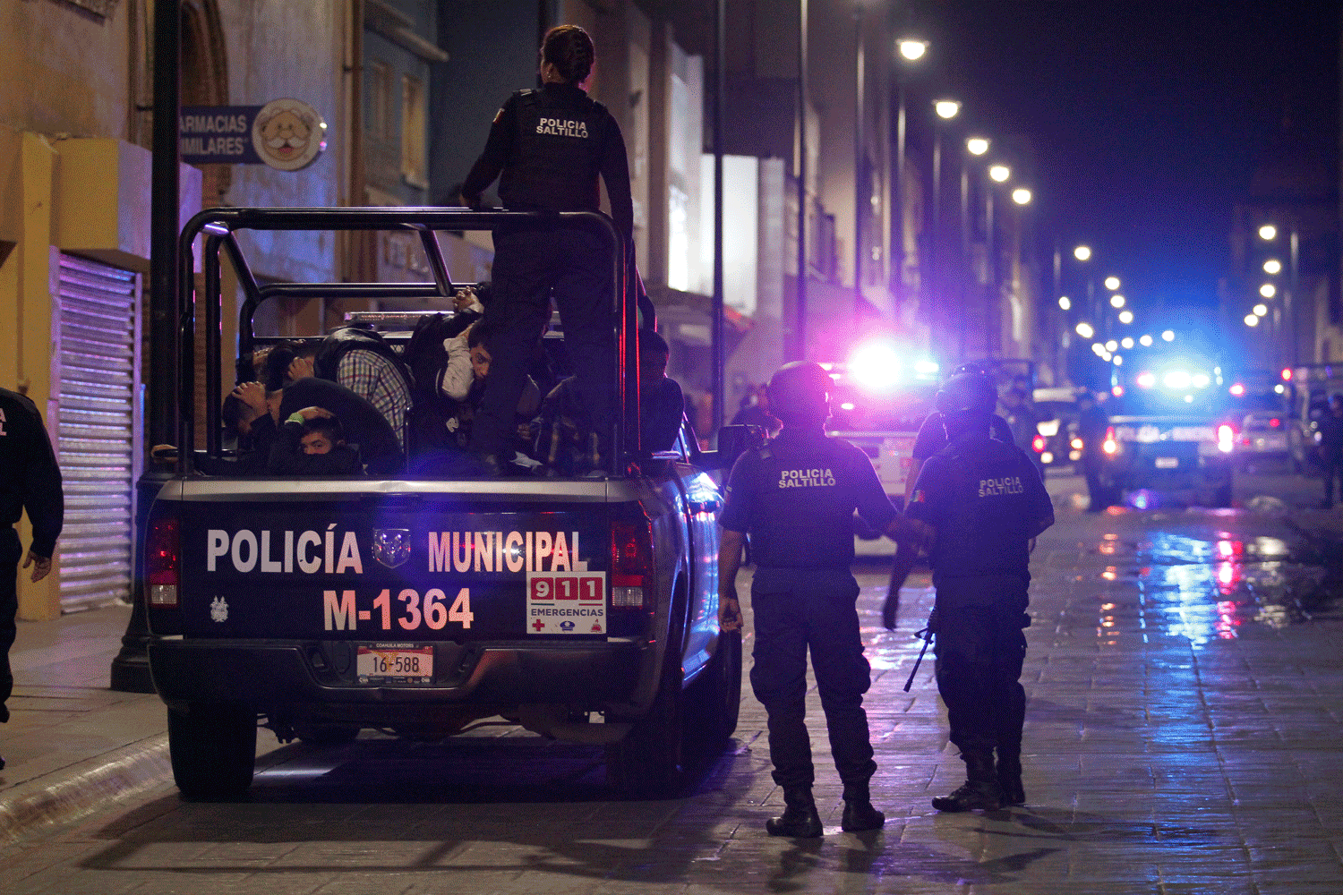 $!Sólo 4 detenidos deja riña campal en la que intervinieron más de 600 menores saltillenses, dice reporte oficial