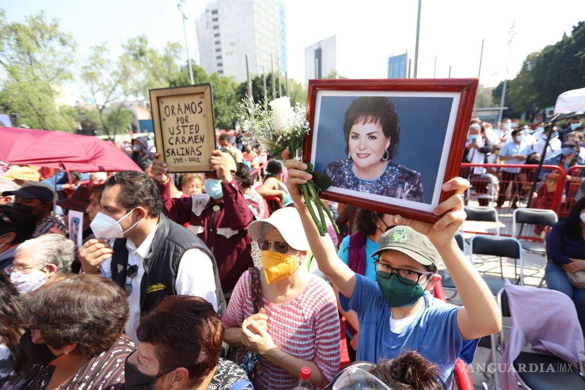 $!El féretro llegó escoltado por María Eugenia Plascencia, hija de la actriz, y familiares, quienes fueron recibidos por el productor Juan Osorio.
