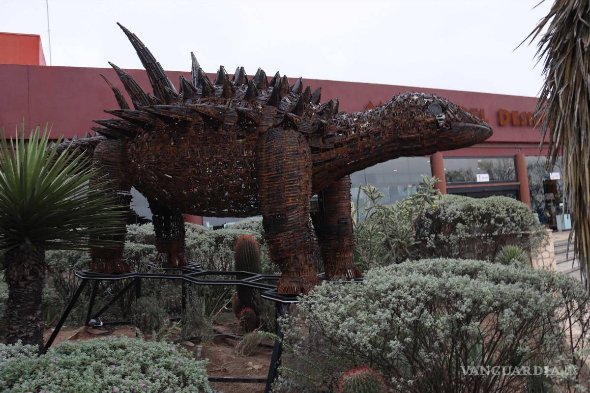 Armas decomisadas se convierten en dinosaurio que da bienvenida en el Museo del Desierto en Saltillo