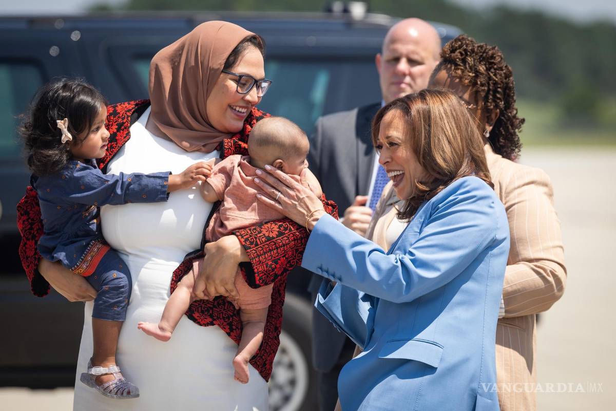 $!La vicepresidenta de Estados Unidos, Kamala Harris, llega al aeropuerto de Raleigh antes de su discurso en el Centro Hendrick en Raleigh, Carolina del Norte.