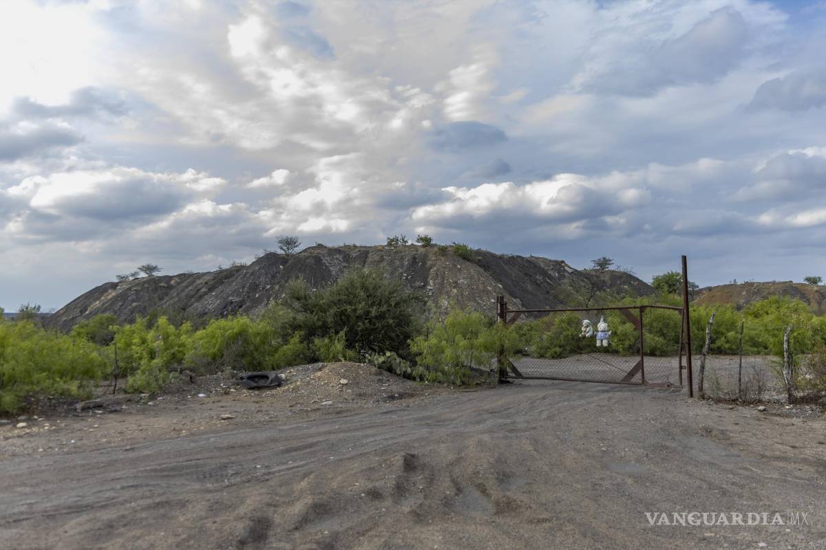 $!Unos peluches a la entrada de la mina Micaran dan la bienvenida a una zona que parece olvidada. Hace 2 años que nadie se para aquí.