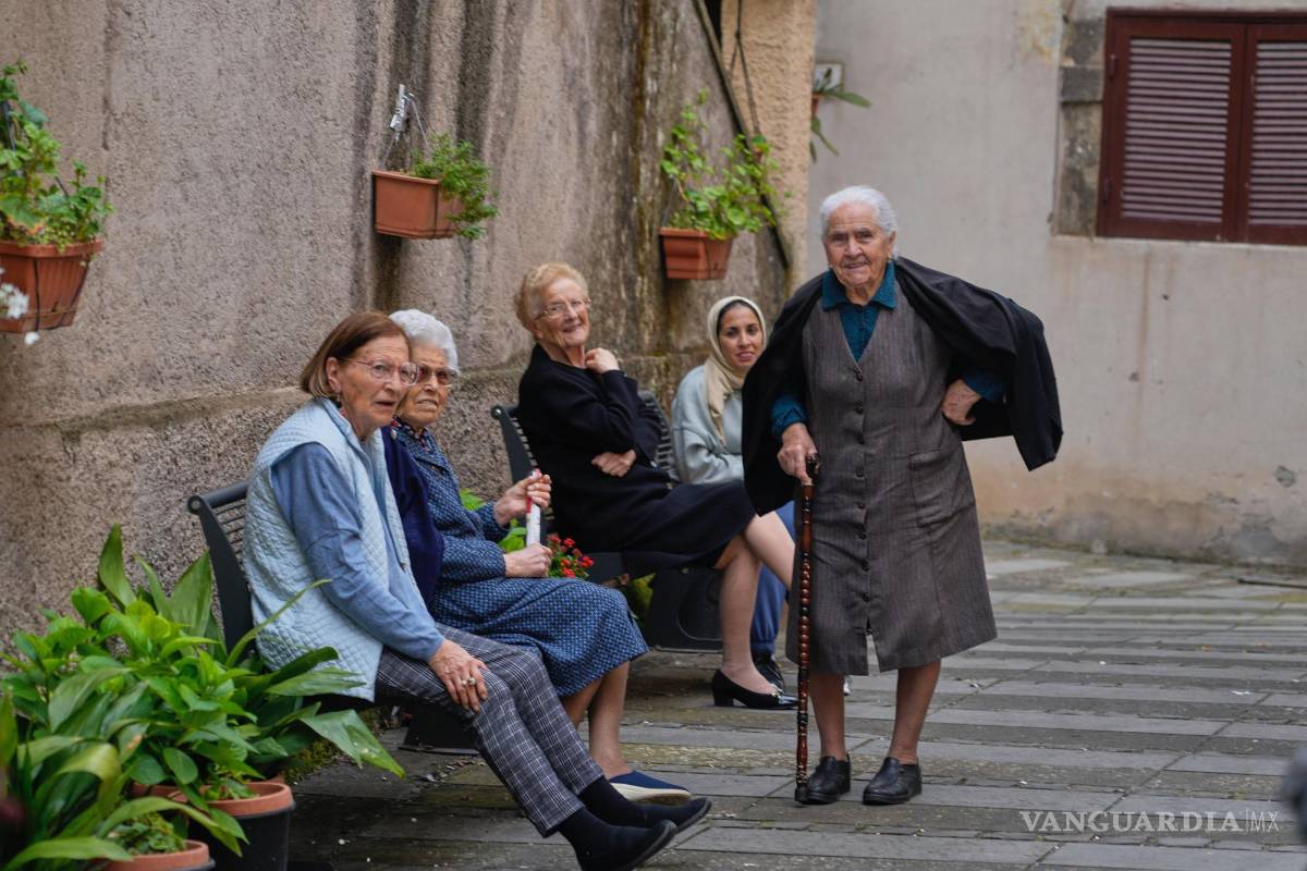 $!Mujeres sentadas frente al Santuario de Nuestra Señora del Buen Consejo en Genazzano, Italia.