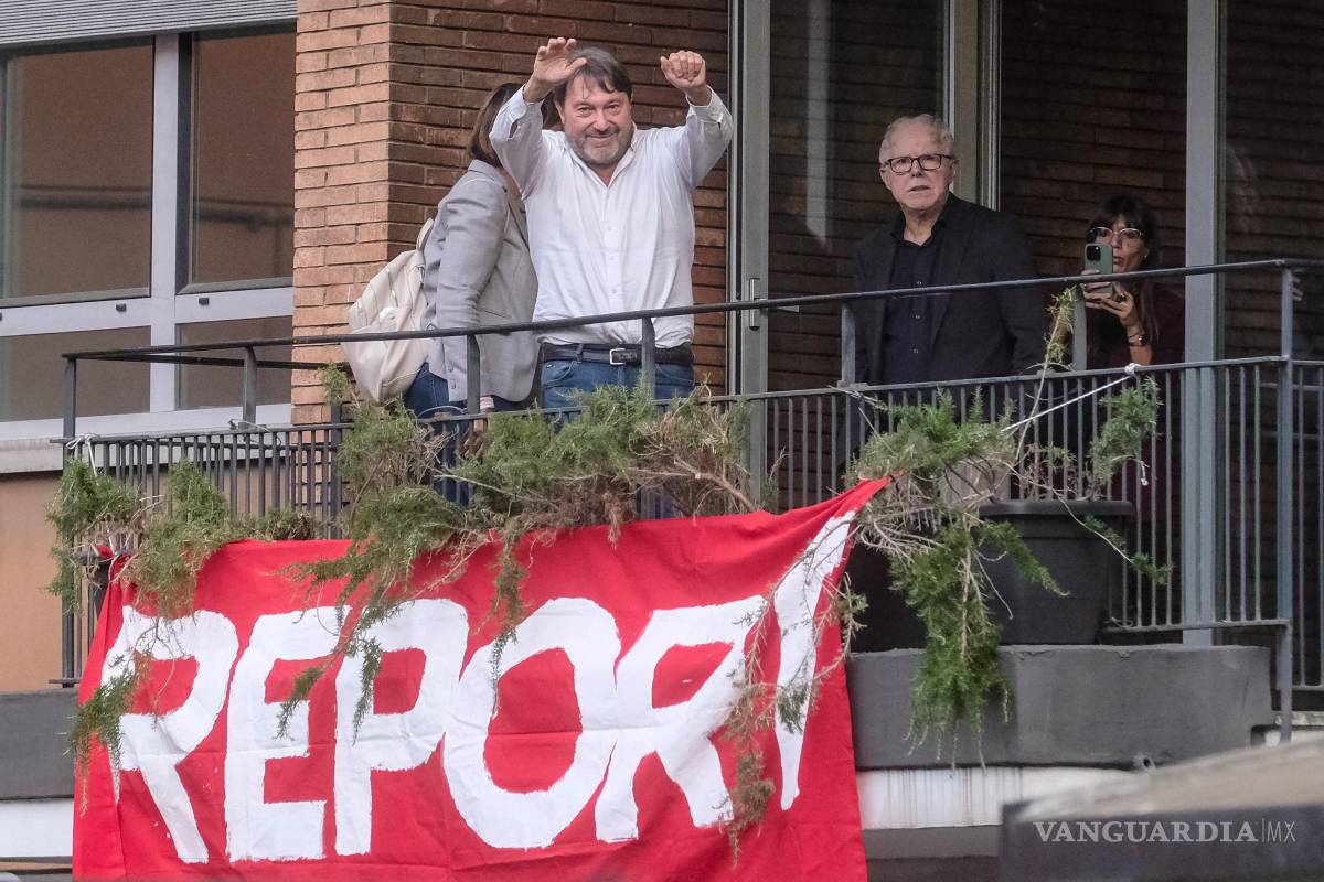 $!Sigfrido Ranucci saluda desde un balcón en la sede de la televisión estatal RAI, horas después de que un artefacto detonara debajo de su automóvil en Pomezia