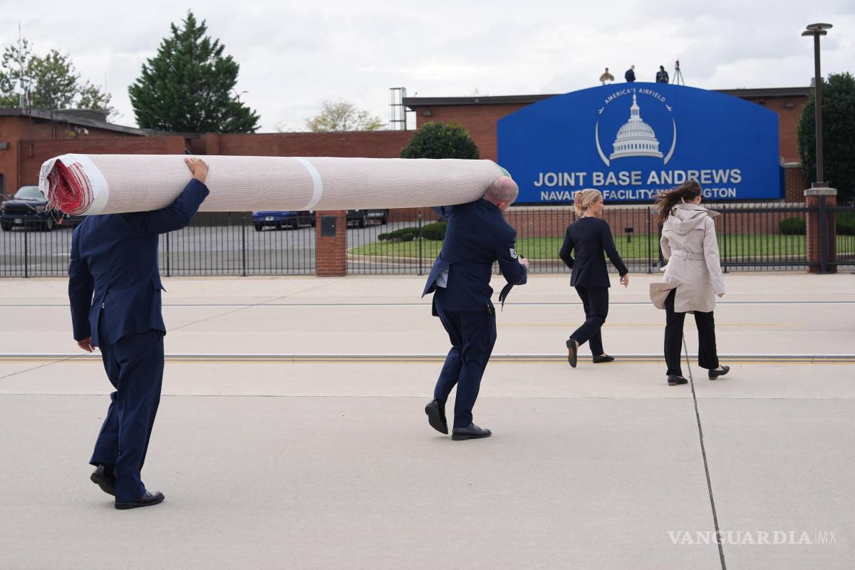 $!Unos trabajadores llevan una alfombra roja antes de que el presidente Donald Trump y la primera dama Melania Trump reciban al presidente chino Xi Jinping.