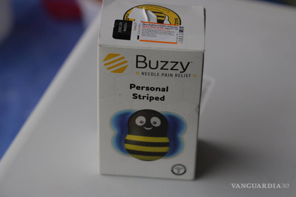 ‘Buzzy’, la abejita que distrae del dolor a menores mientras reciben vacuna COVID-19 en Ramos Arizpe