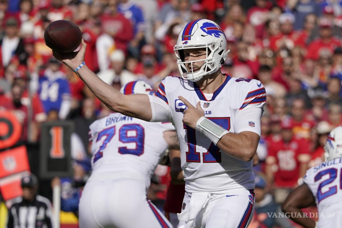$!El mariscal de campo de los Buffalo Bills, Josh Allen en el partido contra los Kansas City Chiefs el domingo, 16 de octubre de 2022, en Kansas City.