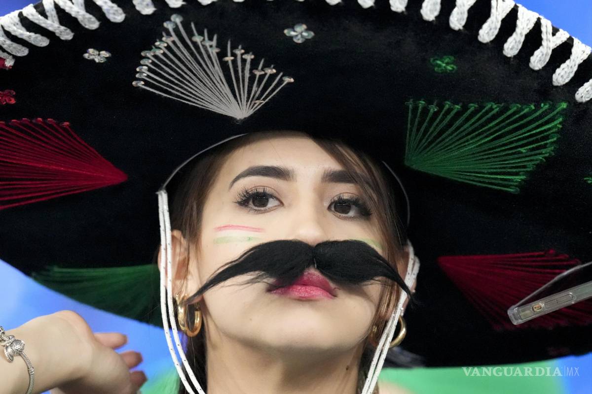 $!Una fanática del equipo de México observa durante los calentamientos antes del partido de fútbol entre México y Polonia, en el Estadio 974 en Doha, Qatar.