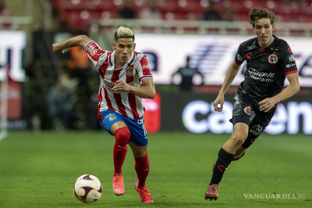 Afición de Chivas no perdona a Antuna y lo abuchea durante todo el partido
