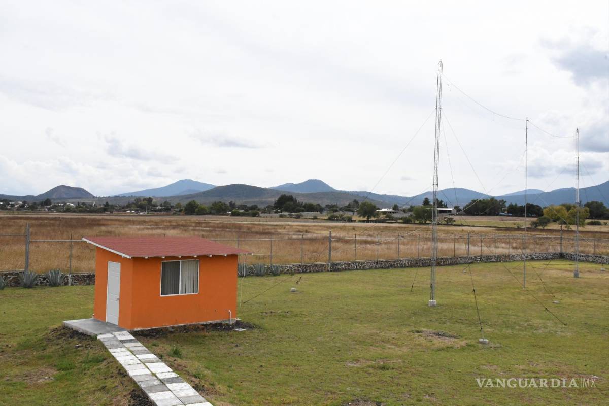 $!A la derecha una muestra del equipo que se ocupa para medir la ionosfera. Los cables que reciben la información se almacenan en equipo de cómputo que está en la pequeña casa.