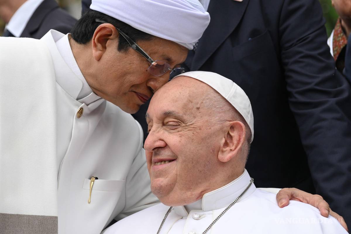 $!El Papa Francisco con el Gran Imán de la Mezquita Istiqlal, Nasaruddin Umar al final del encuentro interreligioso en la Mezquita Istiqlal en Yakarta, Indonesia.
