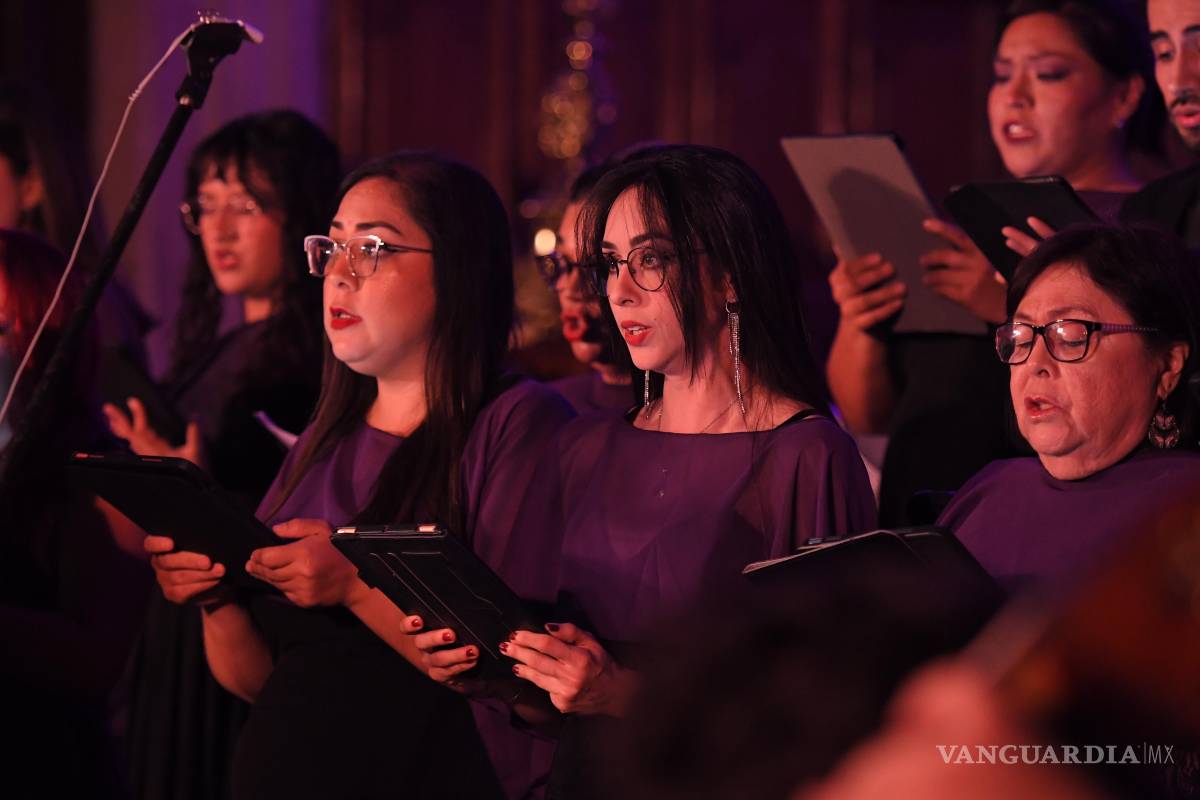 $!Cientos de saltillenses se dieron cita en la Catedral de Saltillo para presenciar el concierto de música sacra como parte del Festival Ánimas del Desierto.