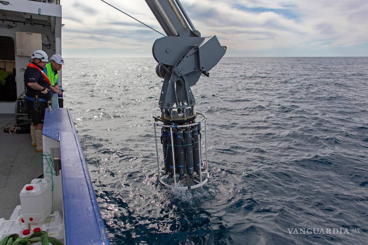 $!Un instrumento llamado roseta, un dispositivo oceanográfico utilizado para recolectar muestras de agua a distintas profundidades, es introducido al océano Pacífico