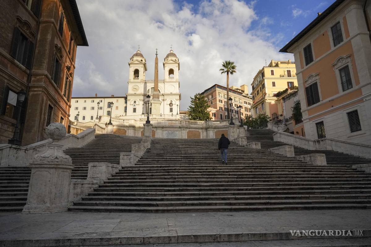 Hombre de 80 años conduce carro por escaleras de Plaza de España en Roma y queda atascado