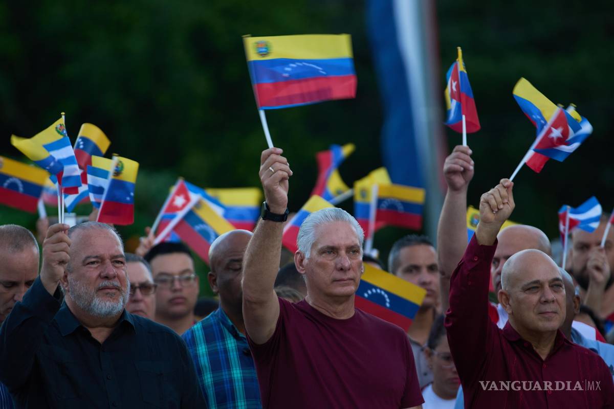 $!El presidente cubano Miguel Díaz-Canel, en el centro, asiste a una manifestación en apoyo a Venezuela en La Habana, el viernes 17 de octubre de 2025.