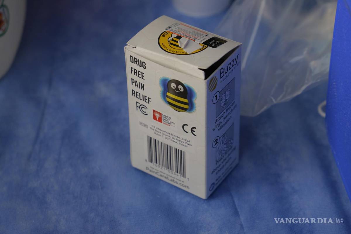 ‘Buzzy’, la abejita que distrae del dolor a menores mientras reciben vacuna COVID-19 en Ramos Arizpe