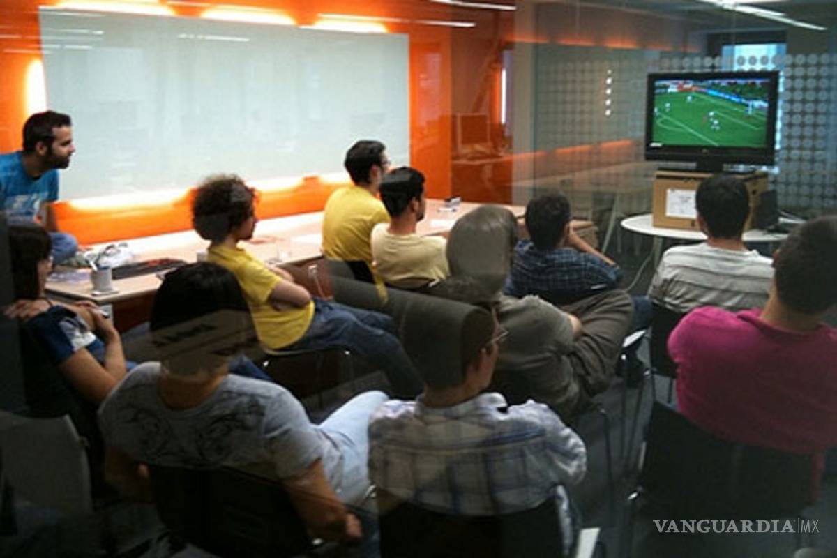 Permitirán empresas ver el mundial de futbol a empleados
