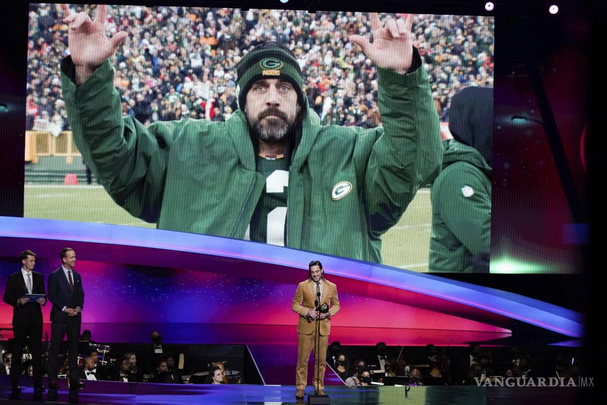 $!Aaron Rodgers, de los Green Bay Packers, recibe el premio al Jugador Más Valioso del Año en Inglewood, California. AP/Mark J. Terrill
